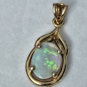 Elegant 14k Gold Opal Pendant